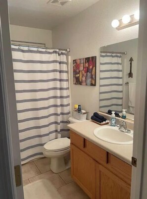 Shower - Huge SALT WATER pool & spa (Lake Havasu City)