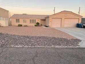 Exterior - Huge SALT WATER pool & spa (Lake Havasu City)