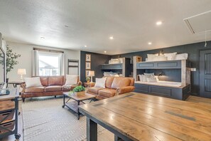 Interior - Spacious Group Retreat | 3 Kings | Sleeps 25 on 2.6 Acres | Perfect for Reunions (Fort Worth)