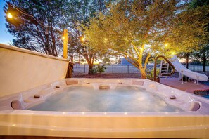 Outdoor spa tub - Spacious Group Retreat | 3 Kings | Sleeps 25 on 2.6 Acres | Perfect for Reunions (Fort Worth)