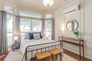 7 habitaciones, tabla de planchar con plancha y cuna de viaje 