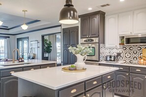 ثلاجة، ميكروويف، فرن، موقد طهي مسطح