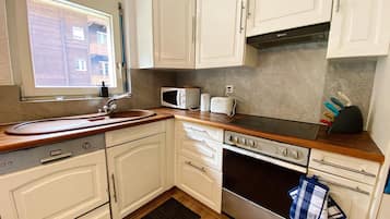 Fridge, oven, stovetop, dishwasher