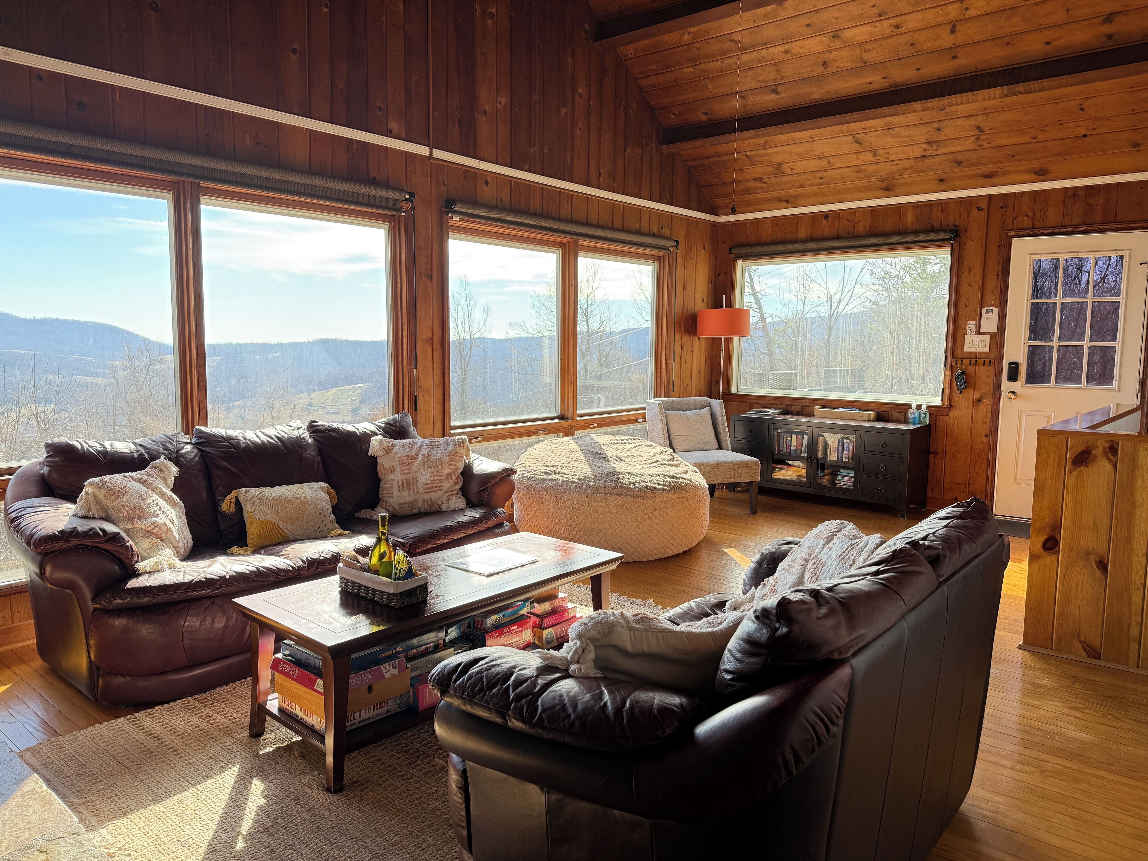 Een smart-tv, een open haard en boeken