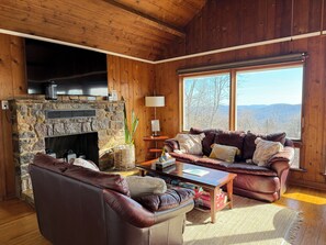 Smart TV, fireplace, books - 🔥 Hottub + 🐕 friendly + 🏔️ view + Skyline Dr + Wineries (Linden)