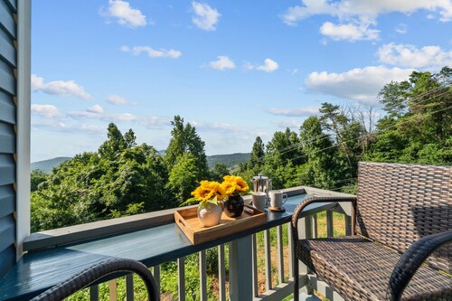 🔥 Hottub + 🐕 friendly + 🏔️ view + Skyline Dr + Wineries