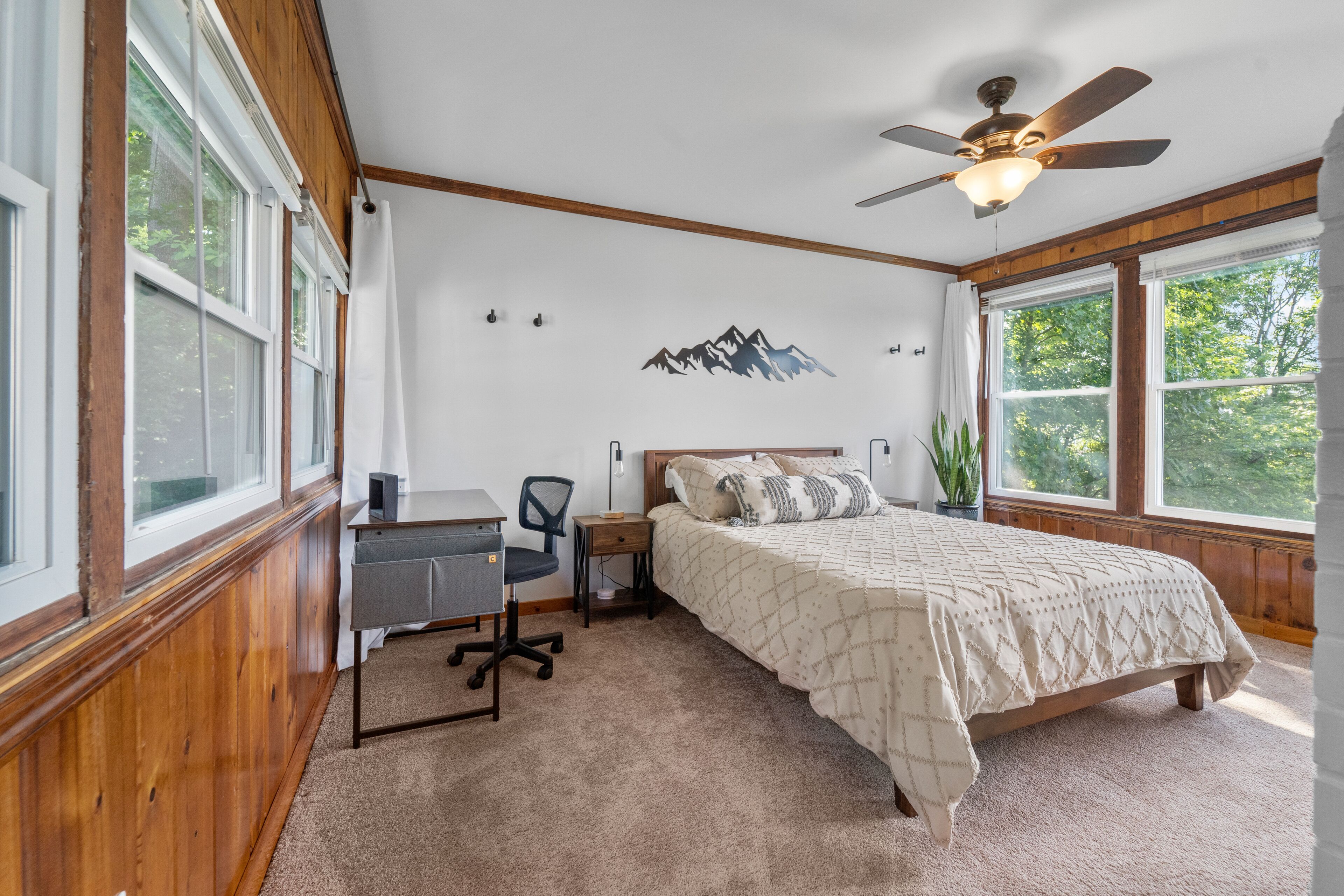 3 chambres, bureau, fer et planche à repasser, lit parapluie