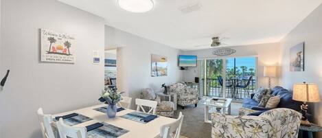 Fernseher, Tischtennisplatte, Bücher