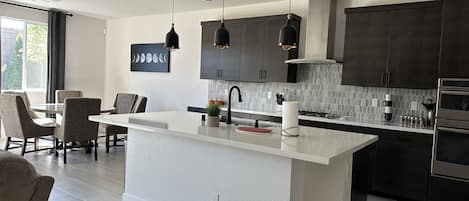 Refrigerador, microondas, horno, placa de cocina