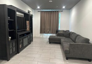 Una Smart TV, una chimenea