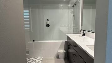 Ensemble douche/baignoire, sĂšche-cheveux, serviettes fournies