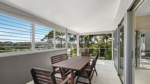 Outdoor dining - Stylish Family Apartment (Avoca Beach)