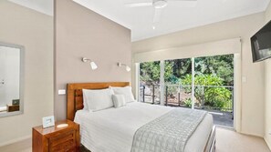 3 bedrooms, iron/ironing board, Internet, bed sheets - Stylish Family Apartment (Avoca Beach)