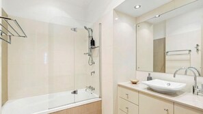 Combined shower/bathtub - Stylish Family Apartment (Avoca Beach)