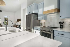 Een koelkast, een microgolfoven, een oven, een kookplaat