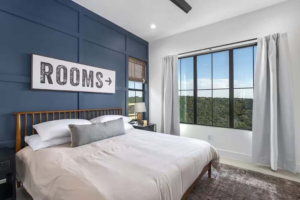 8 makuuhuonetta, työpöytä, silitysrauta/-lauta, vauvan matkasänky