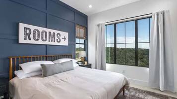 8 makuuhuonetta, työpöytä, silitysrauta/-lauta, vauvan matkasänky