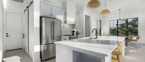 Kylskåp, mikrovågsugn, ugn och spishäll