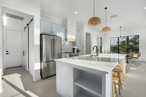 Frigorífico, microondas, horno y placa de cocina