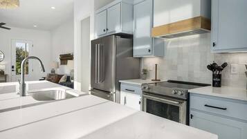 Refrigerador, microondas, horno y parrilla de estufa