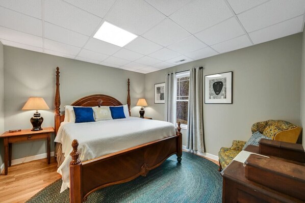 4 bedrooms, iron/ironing board, WiFi, bed sheets