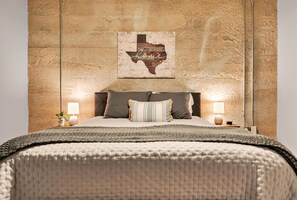 1 bedroom, iron/ironing board, travel crib, free WiFi - Bear Den- Waco/Baylor/Magnolia (Waco)