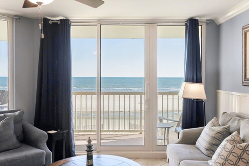 Oceanfront condo with full balcony - 2 blocks to shops & restaurants - COV 120!