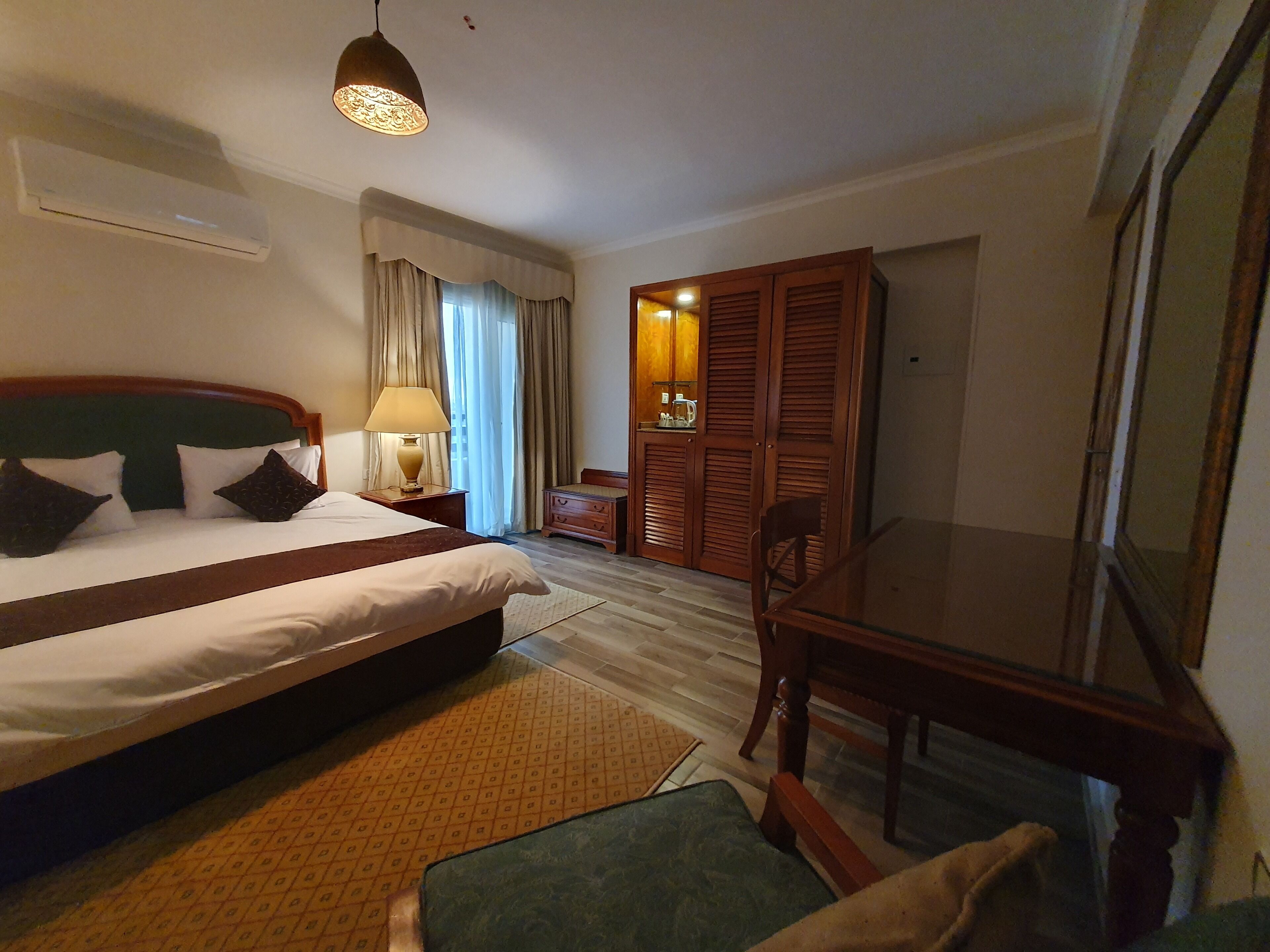 Ropa de cama de alta calidad, minibar y decoración personalizada 