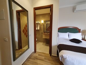 Deluxe Twin Room | Bathroom | Shower, free toiletries, hair dryer, towels - Kemet Boutique Hotel (Giza)