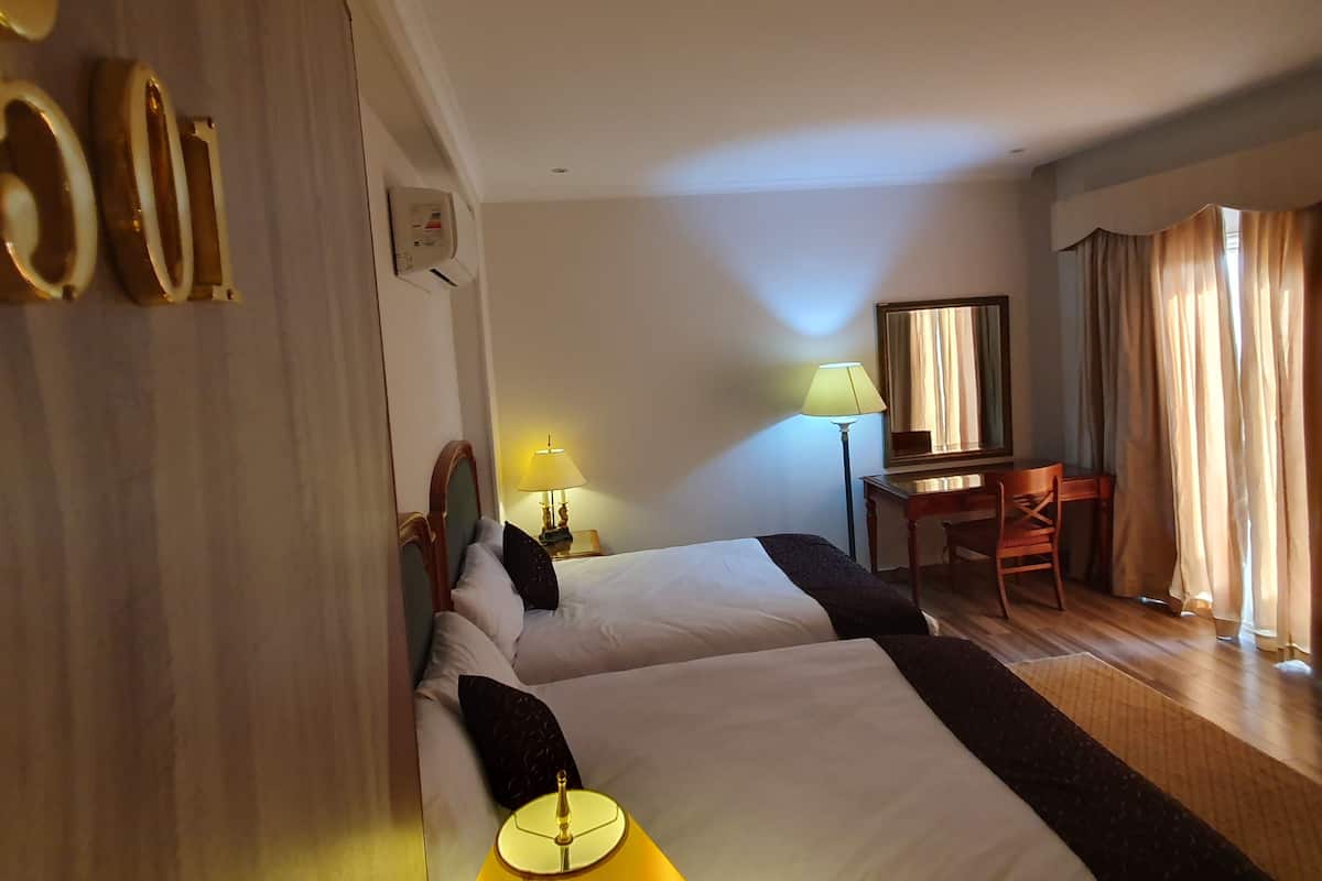 Camera Deluxe con 2 letti singoli | Biancheria da letto di alta qualità, minibar, con stile personalizzato