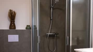 Douche, sĂšche-cheveux, bidet, serviettes fournies