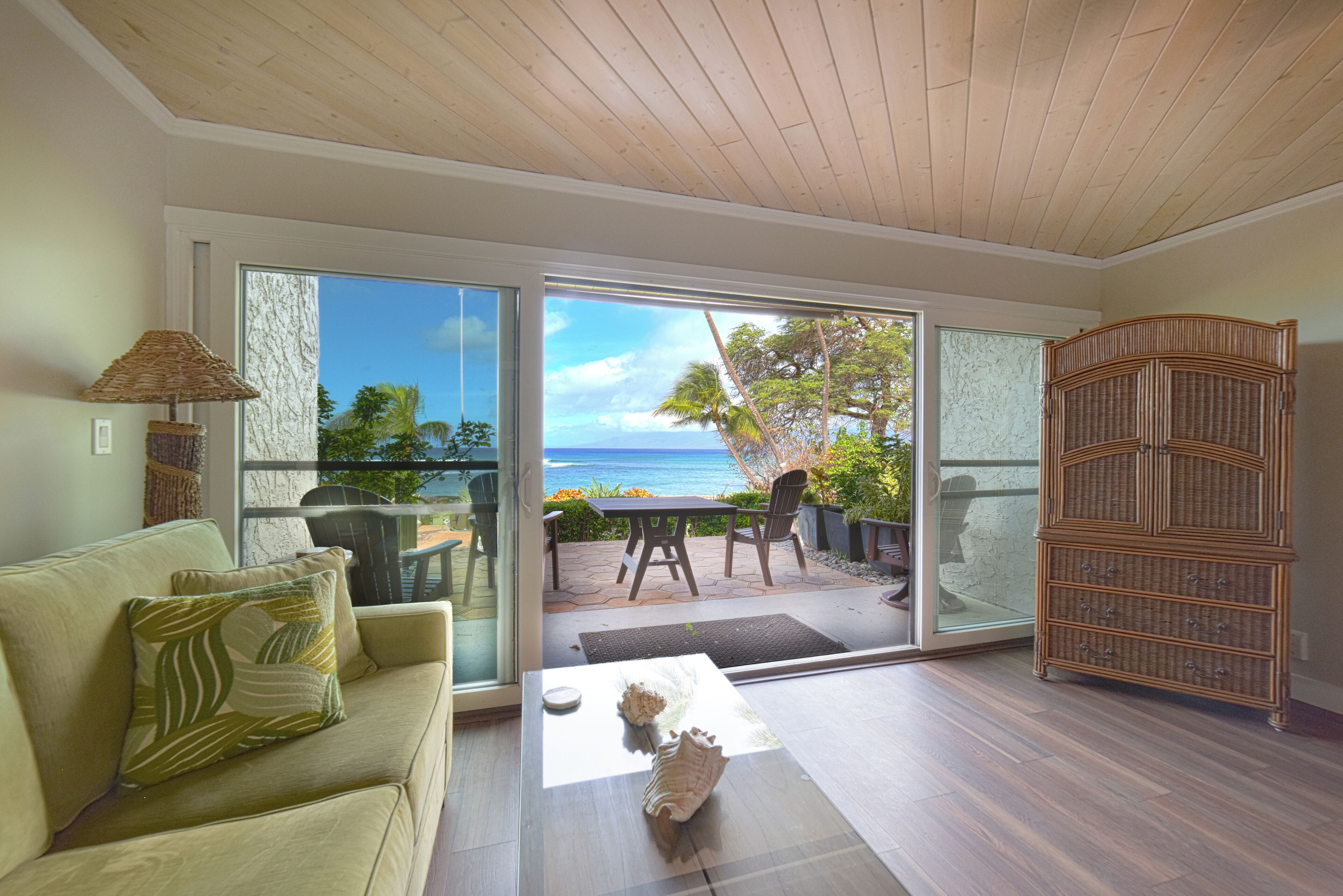 Smart-tv, een dvd-speler en boeken