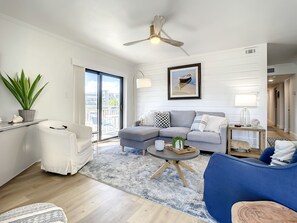 TV, tavolo da ping pong, libri