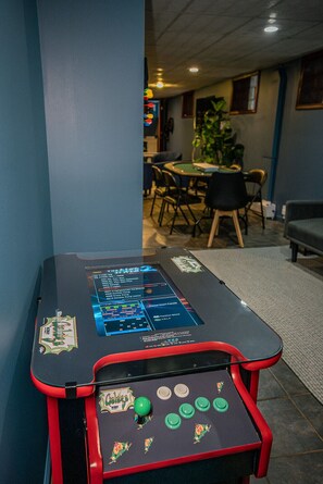 Games room - 𖤓GrandVictorian 5000sqft Sale Sleeps23 ArcadeGameFloor BBQ𖤓 (Milwaukee)