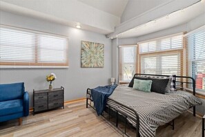 7 bedrooms, desk, iron/ironing board, travel crib