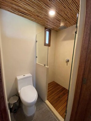 Dusj, hårføner, håndklær og såpe