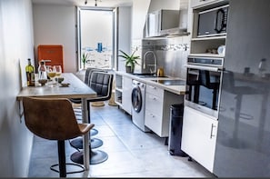Een koelkast, een microgolfoven, een oven, een kookplaat