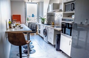 Een koelkast, een microgolfoven, een oven, een kookplaat