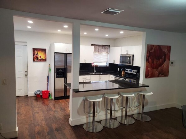 Refrigerador, microondas, horno y parrilla de estufa