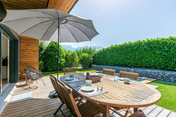 Outdoor dining