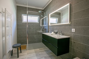 Shower, hair dryer, towels - Maison BOOA 4* - Private swimming pool & Lake nearby (Sévrier)