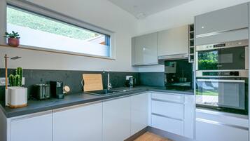 Coffee/tea maker, fridge, microwave, oven