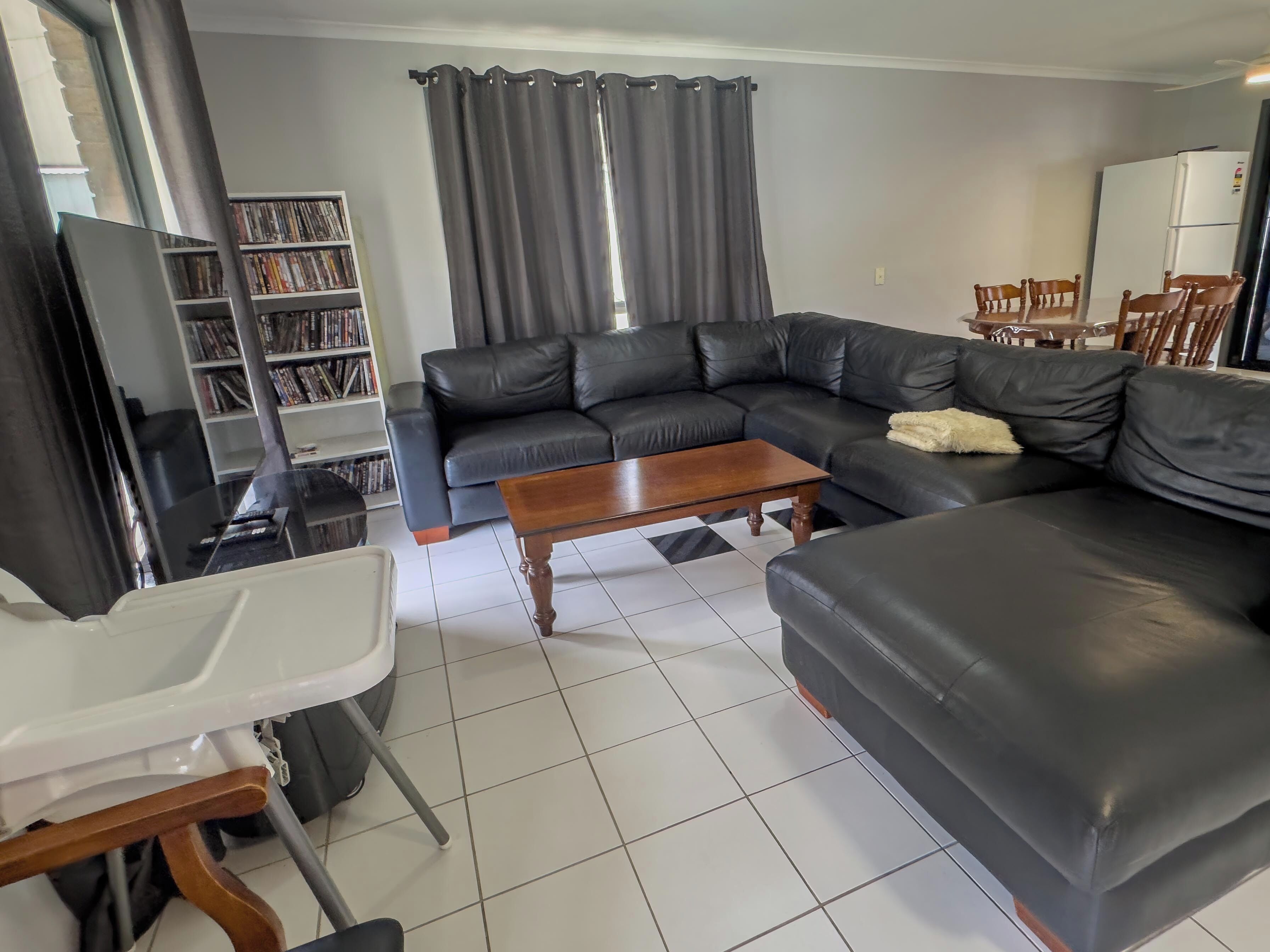 TV connectée, cheminée, lecteur de DVD, livres