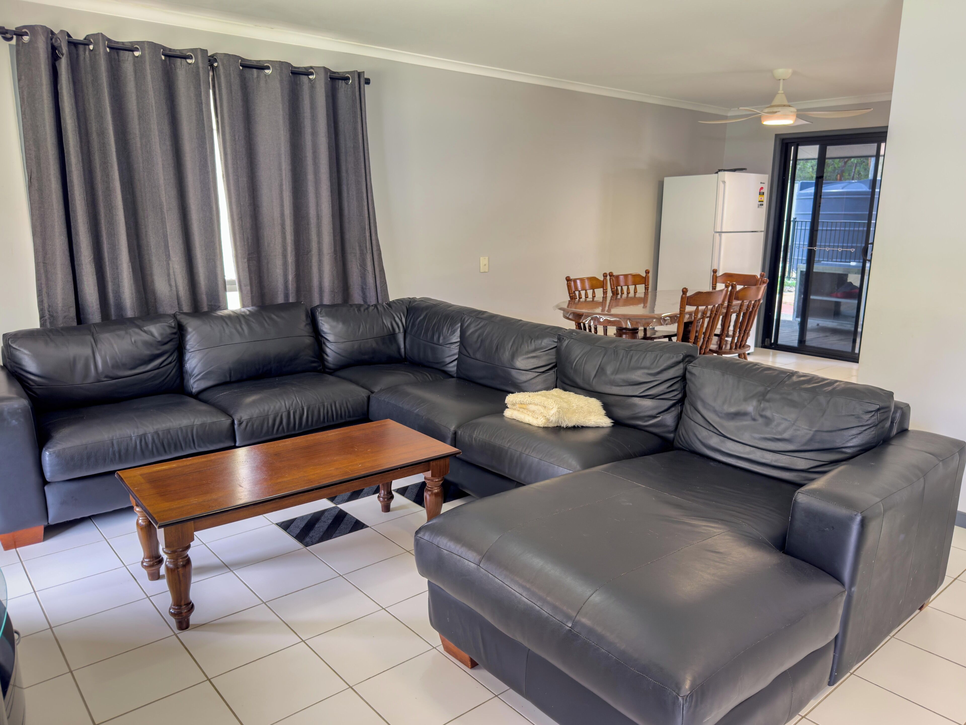 TV connectée, cheminée, lecteur de DVD, livres