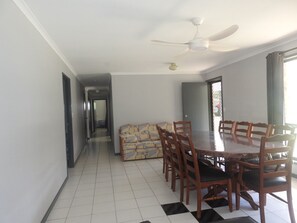 Dining - 5 BdR House Orchid Beach  Fraser Island - sleeps 16 - bring the boats! Full Wifi (Orchid Beach)
