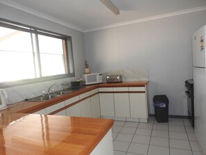 Fridge, microwave, oven, stovetop - 5 BdR House Orchid Beach  Fraser Island - sleeps 16 - bring the boats! Full Wifi (Orchid Beach)
