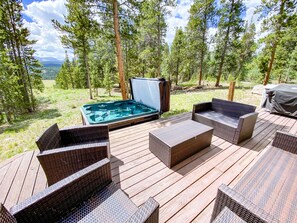 Outdoor spa tub - New! Secluded Log Cabin with Views & Hot Tub, Foosball, Wood Stove - Heavenly Homestead (Fairplay)