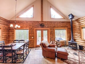 TV connectée, lecteur de DVD, baby-foot, livres