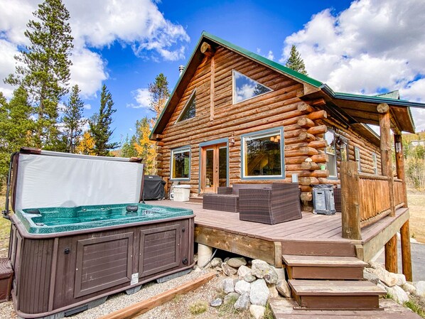 Outdoor spa tub - New! Secluded Log Cabin with Views & Hot Tub, Foosball, Wood Stove - Heavenly Homestead (Fairplay)