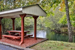 Outdoor dining - Bear Lake Retreat | Cherry Log, GA (Blue Ridge)